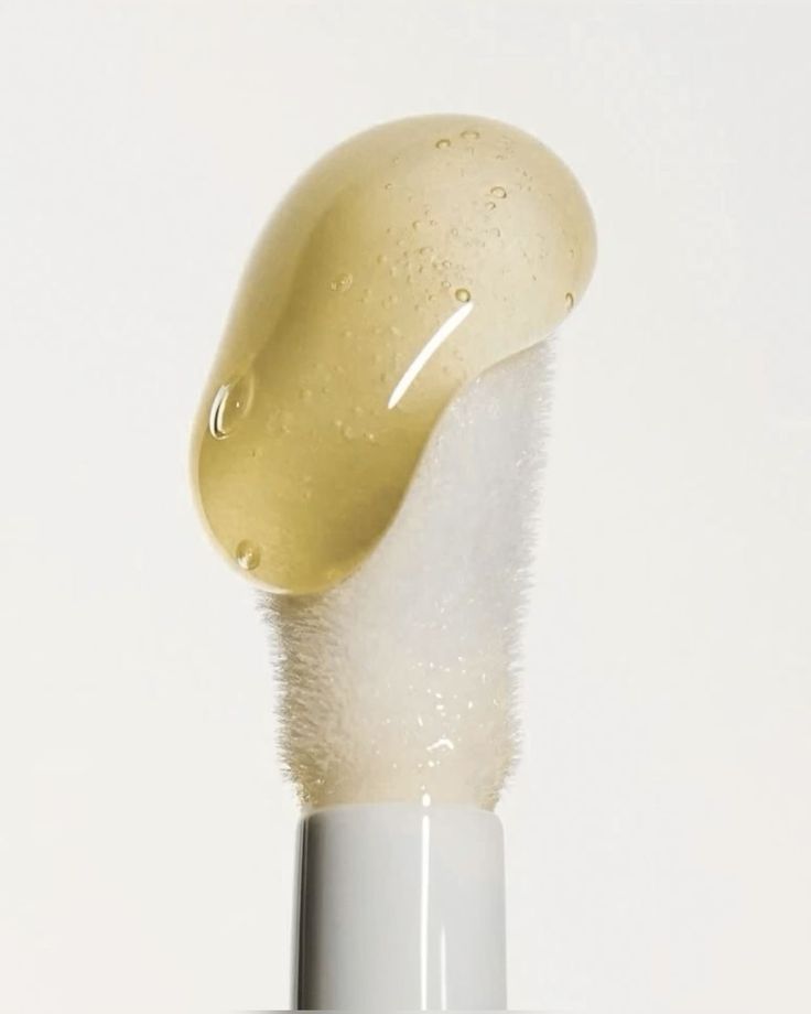 Applicateur de baume à lèvres avec texture gel au miel brillante et dorée