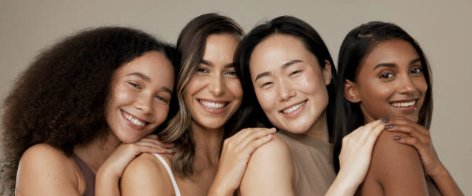 plusieurs femmes en train de sourir et de montrer leur solidarité